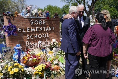 텍사스 총격 참사 초등학교 찾은 바이든 미 대통령 모습. [AP 연합뉴스 자료사진]